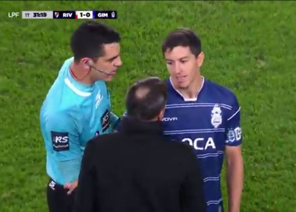 Fuerte cruce entre Chacho Coudet y Nacho Fernández.