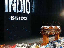 despedida a indio solari: abuelas, madres e hijos dejaron a sus panuelos en el feretro despedida a indio solari: abuelas, madres e hijos dejaron a sus panuelos en el feretro
