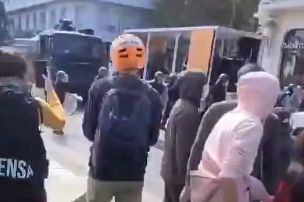 VIDEO Así impactaba un camión hidrante sobre un manifestante