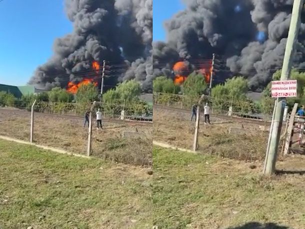 La columna de humo negro se ve a 30 kilómetros del lugar.