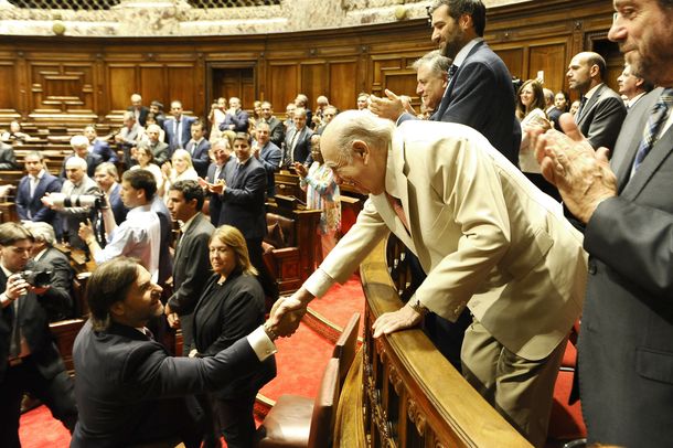 El presidente Luis Lacalle Pou junto al exmandatario uruguayo Julio María Sanguinetti.