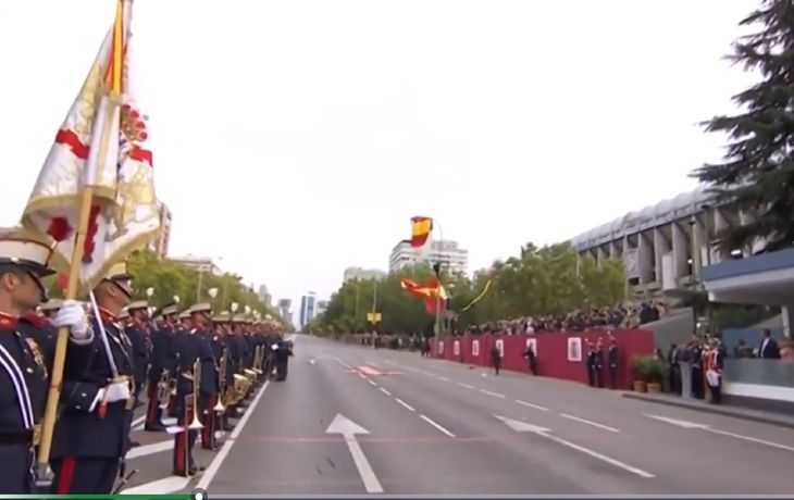 Un paracaidista chocó contra un farol durante un desfile en España