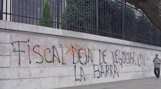 Arde la interna de La 12: ahora una pintada contra un fiscal