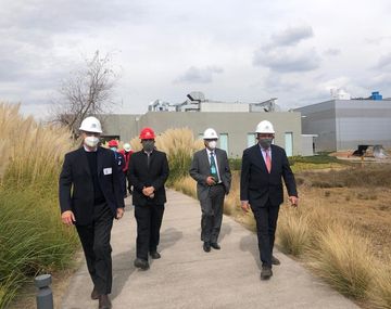 Tomada visitó en México el laboratorio que produce la vacuna en sociedad con Argentina