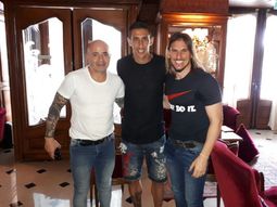 Di María posa sonriente con Sampaoli y Beccacece Di María posa sonriente con Sampaoli y Beccacece
