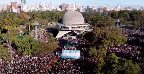 Miles de jóvenes cataron contra Javier Milei en un evento de Olga en el Planetario: El que no salta...