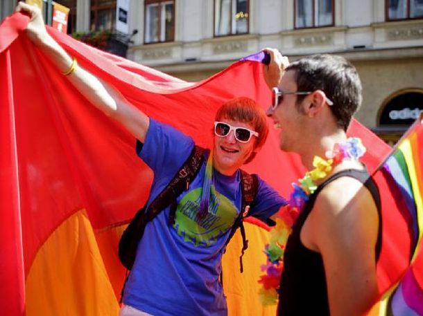Confundieron una marcha contra la inmigración ilegal,  con un desfile gay
