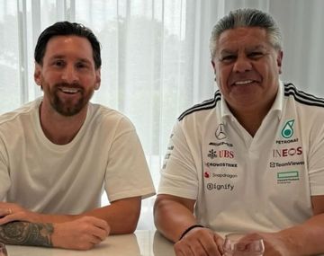 El Chiqui Tapia fue a ver a Messi con la remera de Mercedes y estallaron los memes