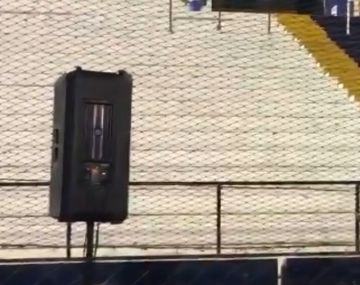 La tribuna vacía y el parlante, postal de la desolación