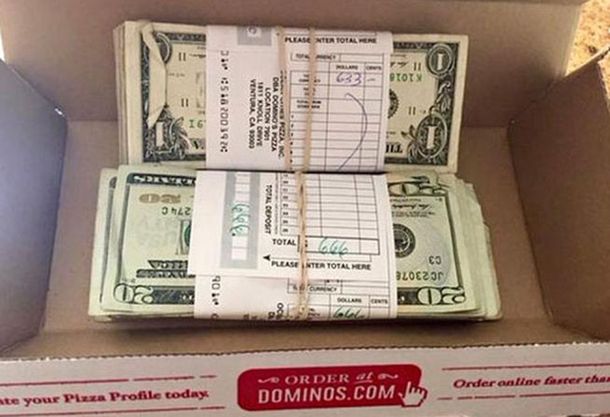 Pidió una pizza y en la caja se encontró 1.300 dólares