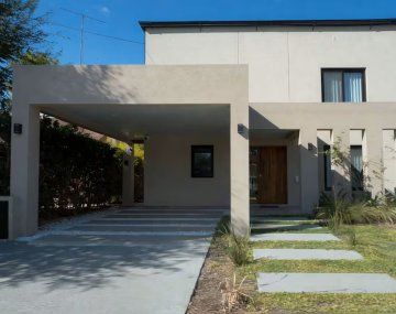 En cuánto está valuada la casa de lujo que Adorni tendría en un country premium