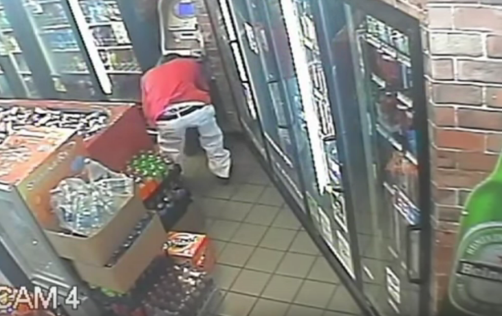 Encontró cajero abierto y se llevó la plata