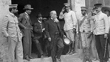 En 1911 llega al puerto de Veracruz el general Bernardo Reyes, después de permanecer varios años en el exilio. En 1911 llega al puerto de Veracruz el general Bernardo Reyes, después de permanecer varios años en el exilio.