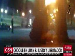 impresionante choque en libertador: un auto embistio una columna de un puente y se incendio impresionante choque en libertador: un auto embistio una columna de un puente y se incendio