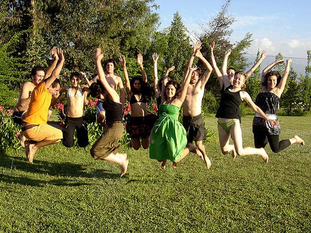 Saltando en el pasto