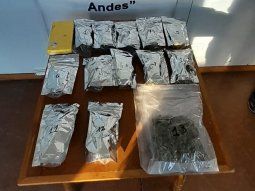 Gendarmería descubrió una mochila cargada con cocaína y marihuana en un micro