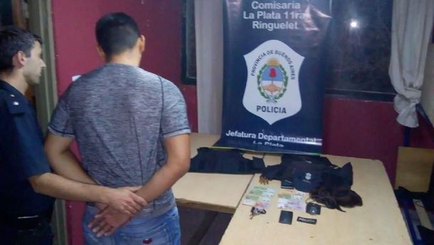 Su mujer lo denunció por golpes y en la casa encontraron que tenía un disfraz de policía
