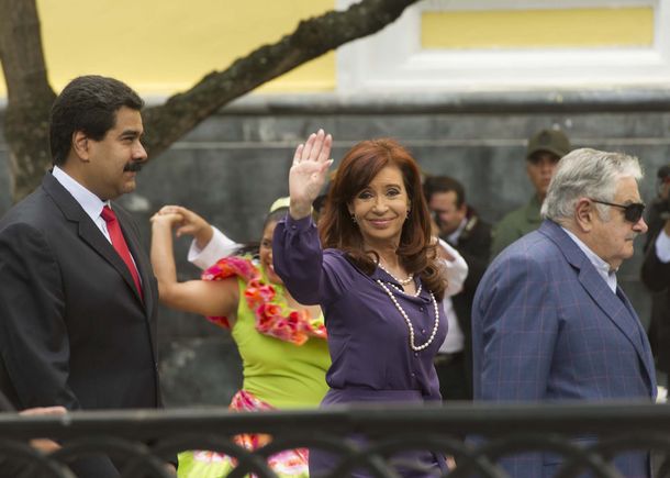 Cristina Kirchner a estudiantes venezolanos: Néstor y Hugo viven en ustedes