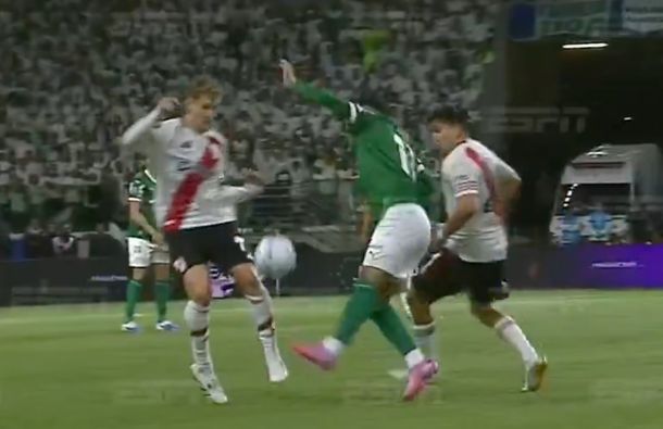 Así fue la jugada que derivó en el penal para Palmeiras contra River y que la transmisión no repitió