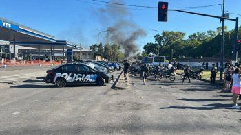rosario: corte de transito y sirenazo por reclamos policiales rosario: corte de transito y sirenazo por reclamos policiales