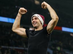 lo aman: el tremendo festejo navideno del dibu martinez con los hinchas del aston villa lo aman: el tremendo festejo navideno del dibu martinez con los hinchas del aston villa
