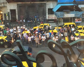 Uber busca barrer del mapa al taxi