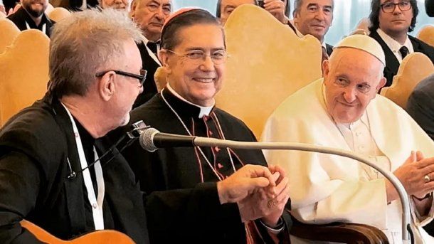 León Gieco cantó Solo le pido a Dios en el Vaticano e hizo emocionar al papa Francisco
