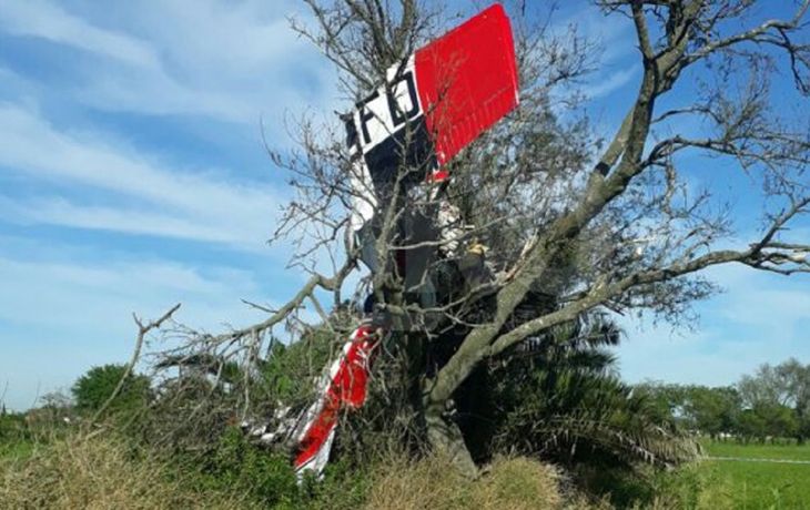 Tragedia en Santa Fe: murió un piloto al incrustarse el avión sobre un árbol