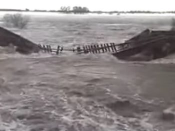 Impactantes imágenes de la caída del puente ferroviario