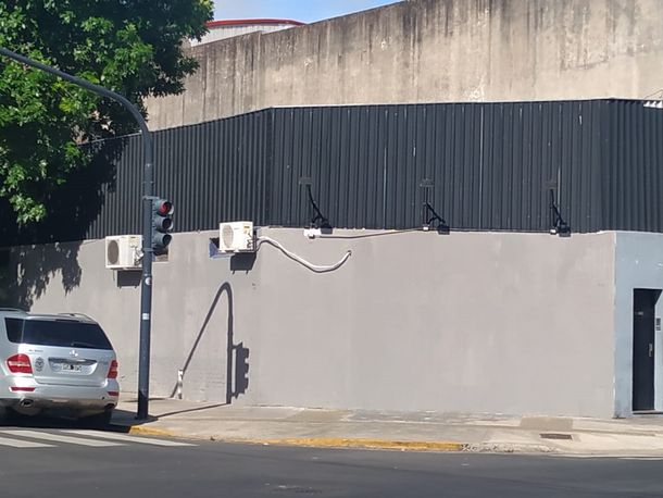 Denuncian que taparon un mural en homenaje a Maradona