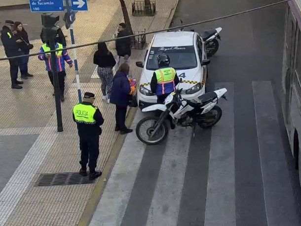 Video: un taxista le dio una patada por la espalda a un agente de tránsito
