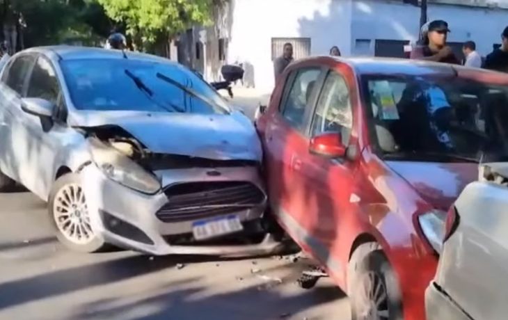 Manejaba borracho, enyesado y chocó a tres autos estacionados en Palermo: No sé qué pasó