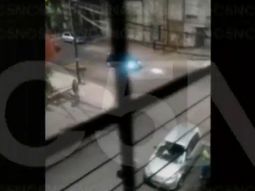 Arrojaron a una mujer de un auto en movimiento Arrojaron a una mujer de un auto en movimiento