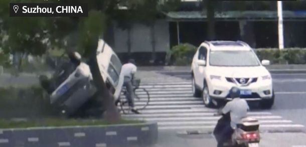 VIDEO: Un ciclista se salva de ser aplastado por auto