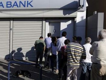 Los bancos en Grecia reabren sus puertas, pero el corralito sigue