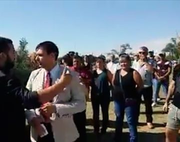 Respetá a los héroes: un funcionario quiso hacer campaña en un acto por Malvinas