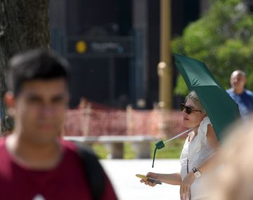 Ola de calor: caminaba en ojotas por la calle y se quedó pegada al asfalto