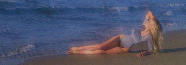 El sensual look playero de Charlotte Caniggia