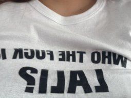 Joven denunció que fue golpeada en el tren por llevar una remera de Lali: su relato