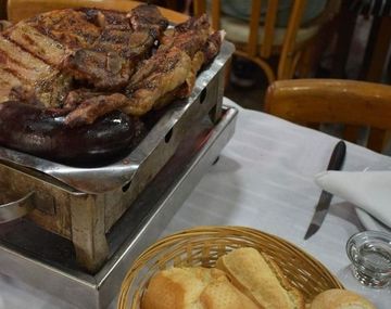 La parrilla de Buenos Aires que no duerme y mantiene el asado vivo
