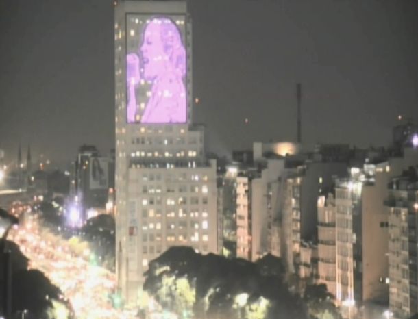 La Casa Rosada se tiñó de violeta, en apoyo a la marcha de #NiUnaMenos
