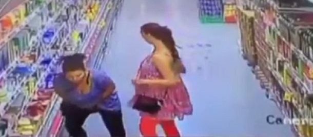 VIDEO: Robaron y se guardaron los productos abajo de sus polleras
