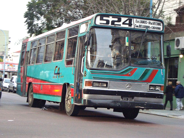 Lanús: atacan al chofer de un colectivo y le roban a todos los pasajeros