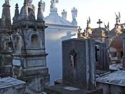 Fue a visitar la tumba de su padre y descubrió que habían robado el cajón con el cuerpo