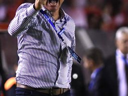 Ariel Holan pidiendo tarjetas para los jugadores de Gremio, una constante