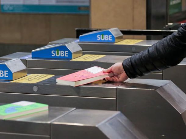 El subte inaugura un vagón literario en la Línea D: cómo será la experiencia