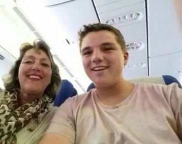 Un chico y su madre se sacaron una selfie antes de despegar el vuelo MH17