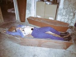 Hicieron una fiesta clandestina en una fábrica de ataúdes y se sacaron fotos