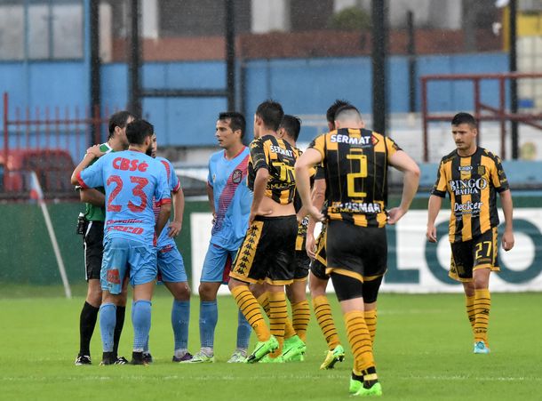 El campo de juego no soportó tanta lluvia