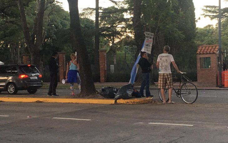 Cuatro personas protestaban frente a la Quinta de Olivos